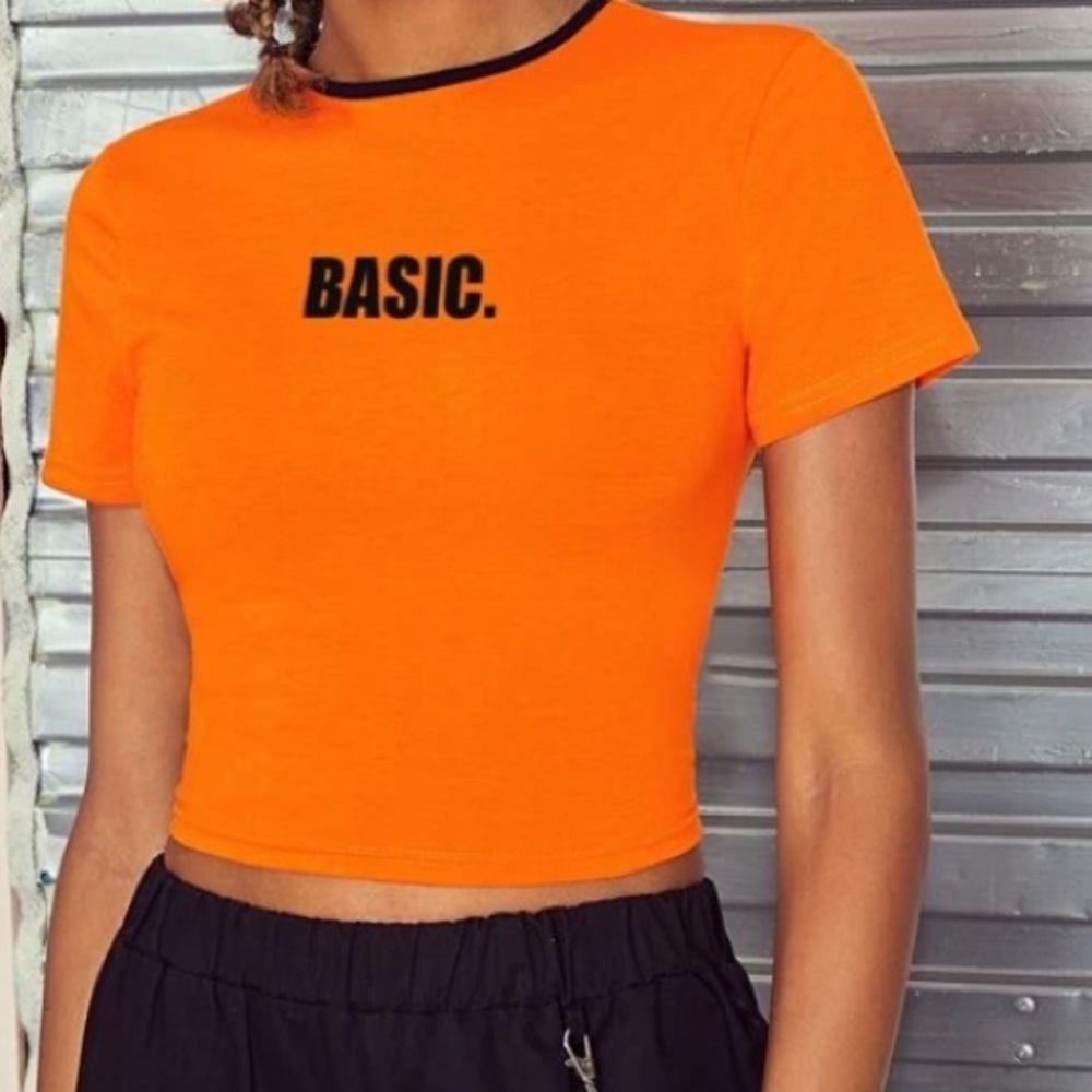 basic graphic buckle crop top